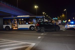 Zdjęcie przedstawiające miejsce kolizji autobusu miejskiego z osobową hondą