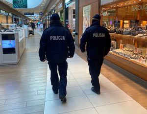 Zdjęcie przedstawiające policjantów podczas działań na rzecz z walki z chorobą Covid-19