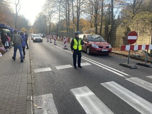 Zdjęcie przedstawiające policjantów podczas działań w czasie długiego weekendu