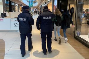 Zdjęcie przedstawiające policjantów podczas kontroli w galerii handlowej