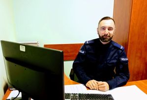 Zdjęcie przedstawiające policjanta, który reanimował mężczyznę do przyjazdu ratowników medycznych