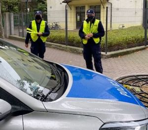 Zdjęcie przedstawiające policjantki z odblaskami