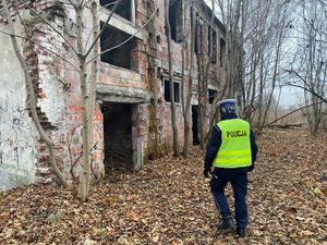 Zdjęcie przedstawiające policjanta, który idzie sprawdzić pustostan