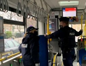 Zdjęcie przedstawiające policjantkę i policjanta w autobusie