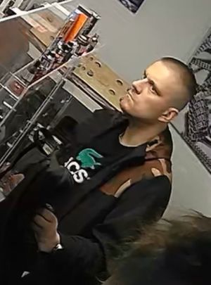 Zdjęcie przedstawiające mężczyznę podejrzewanego o kradzież części do e-papierosa