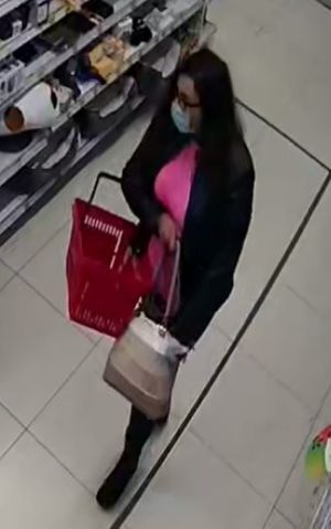 Zdjęcie przedstawiające kobietę podejrzewaną o kradzież perfum
