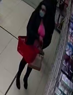 Zdjęcie przedstawiające kobietę podejrzewaną o kradzież perfum