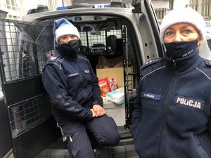 Zdjęcie przedstawiające policjantki, które pojechały z prezentami do potrzebujących dzieci