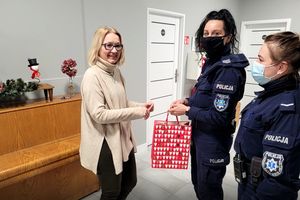 Zdjęcie przedstawiające policjantki, które pojechały z prezentami do potrzebujących dzieci