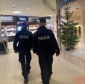 Zdjęcie przedstawiające policjantów podczas służby w galerii handlowej