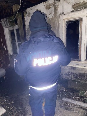 Zdjęcie przedstawiające policjantkę, która sprawdza pustostan