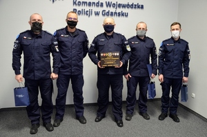 Zdjęcie przedstawiające Komendanta Wojewódzkiego Policji w Gdańsku wraz z funkcjonariuszami, którzy byli na misji w Kosowie