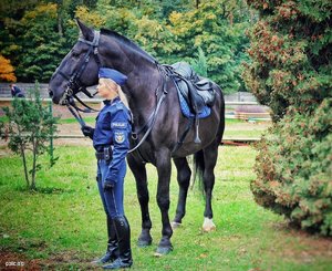 Zdjęcie przedstawiające policjantkę z służbowym koniem