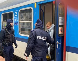 Zdjęcie przedstawiające policjantów pomagających uchodźcom z Ukrainy