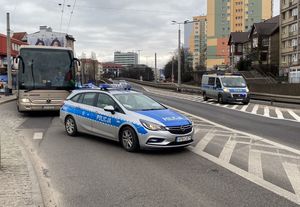 Zdjęcie przedstawiające policjantów pomagających uchodźcom z Ukrainy