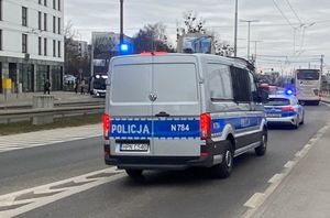 Zdjęcie przedstawiające policjantów pomagających uchodźcom z Ukrainy