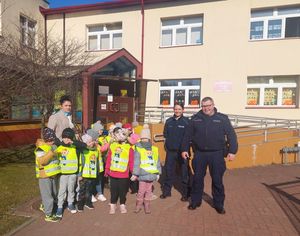 Zdjęcie przedstawiające policjantów z wizytą u przedszkolaków