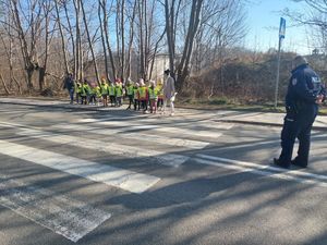 Zdjęcie przedstawiające policjantów z wizytą u przedszkolaków