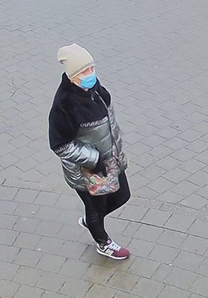 Zdjęcie przedstawiające kobietę, która może mieć związek z kradzieżą pieniędzy