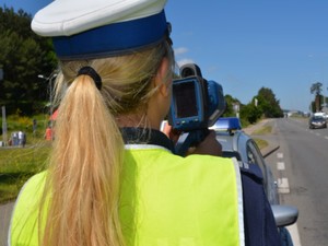 Zdjęcie poglądowe, przedstawiające policjantkę wykonującą pomiar prędkości