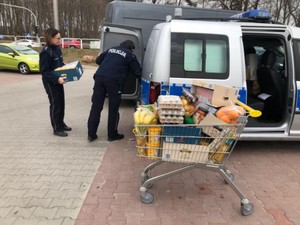 Zdjęcie przedstawiające policjantki, które zorganizowały zbiórkę darów dla uchodźców z Ukrainy z okazji Świąt Wielkanocnych