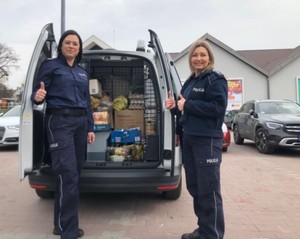 Zdjęcie przedstawiające policjantki, które zorganizowały zbiórkę darów dla uchodźców z Ukrainy z okazji Świąt Wielkanocnych