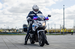 Zdjęcie poglądowe, przedstawiające policjanta na motocyklu