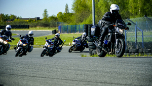 Zdjęcie przedstawiające policjantów na motocyklach