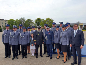 Zdjęcie przedstawiające policjantów w mundurach galowych