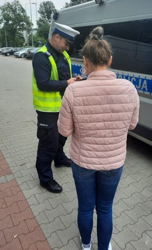 Zdjęcie przedstawiające policjanta podczas działań skierowanych na bezpieczeństwo pieszych