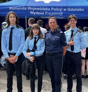 Zdjęcie przedstawiające policjantkę z uczniami V LO w Gdyni