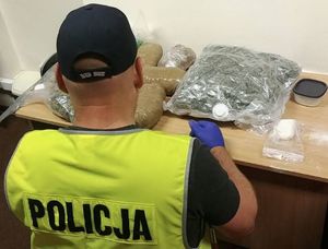 Zdjęcie policjanta zabezpieczającego narkotyki