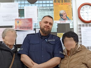 Zdjęcie przedstawiające policjanta, który spotkał się z seniorami