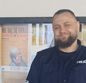 Zdjęcie przedstawiające policjanta, który spotkał się z seniorami