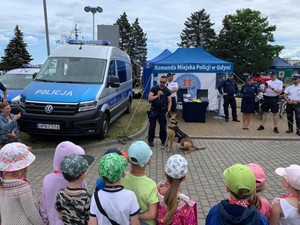 Zdjęcie przedstawiające policjantów podczas wojskowego festynu