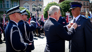 Zdjęcie przedstawiające Komendanta Głównego Policji, Komendanta Wojewódzkiego Policji w Gdańsku, Wojewodę Pomorskiego oraz odznaczanego funkcjonariusza Policji.