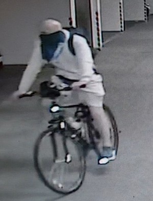 Zdjęcie przedstawiające mężczyznę, który może mieć związek z kradzieżą roweru
