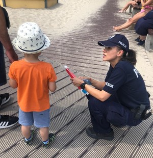 Zdjęcia przedstawiające policjantów podczas działań przy plaży