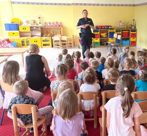 Zdjęcie przedstawiające policjantkę podczas rozmowy z przedszkolakami