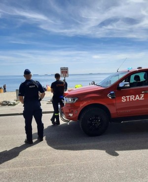 Zdjęcie przedstawiające funkcjonariusza Policji i Straży Pożarnej