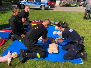 Zdjęcia przedstawiające działania policjantów, strażaków oraz ratowników w ramach ogólnopolskiej akcji informacyjno - edukacyjnej &quot;Kręci mnie bezpieczeństwo nad wodą&quot;