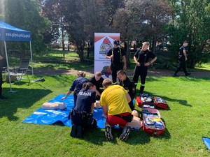 Zdjęcia przedstawiające działania policjantów, strażaków oraz ratowników w ramach ogólnopolskiej akcji informacyjno - edukacyjnej &quot;Kręci mnie bezpieczeństwo nad wodą&quot;