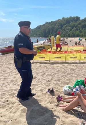 Zdjęcie przedstawiające funkcjonariuszy podczas działań na plaży