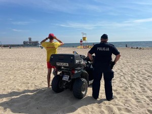 Zdjęcie przedstawiające funkcjonariuszy podczas działań na plaży