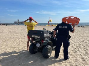 Zdjęcie przedstawiające funkcjonariuszy podczas działań na plaży