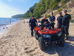 Zdjęcie przedstawiające funkcjonariuszy podczas działań na plaży