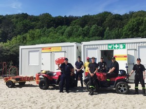 Zdjęcie przedstawiające funkcjonariuszy podczas działań na plaży