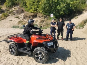 Zdjęcie przedstawiające funkcjonariuszy podczas działań na plaży