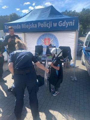 Zdjęcie przedstawiające Policję i uczestników festynu rodzinnego na Narodowym Stadionie Rugby