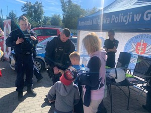 Zdjęcie przedstawiające Policję i uczestników festynu rodzinnego na Narodowym Stadionie Rugby